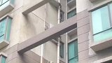 安装师傅高空操作失误，致空调翻滚着坠落砸烂数家玻璃