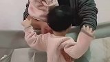 每天爸爸出门前，这姐妹俩都要抱一下才可以，真不愧爸爸的小棉