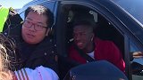 皇马完败次日赢得球迷掌声 维尼修斯停车狂送合影签名