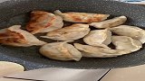 老姐昨天晚上带的蒸饺、我今天成功把它们做成煎饺