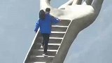80后男子失业三年，无奈应聘高空佛手清洁工，日薪200你敢去吗