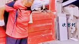 心酸一幕！83岁奶奶为了给老伴买药，在工地里背瓷砖。心酸一幕