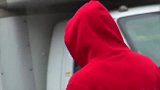 美女故意搭讪路人，成功后秒变斗鸡眼，路人非常惊讶