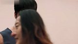 龙套女演员的盒饭被人踢翻,想要再拿一份,却被场务怒骂