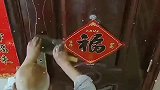 老爷子在门上磨刀，刺耳之声传遍楼道