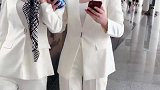 第一次见穿白色小西装和平底鞋的车模
