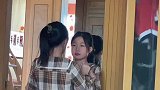 双胞胎姐妹玩游戏，妈妈误以为一个人照镜子
