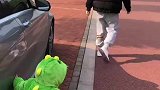 萌娃尾巴被夹，爸爸好不知情