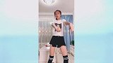 时尚靓丽的美女姐姐，经典大气的搭配黑色丝袜，简直美出新高度