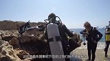 男子在海底潜水，竟然发现水下有人群聚集，吓得赶快游上岸！
