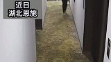 男子在酒店塞小卡片，被退伍军人抓现行