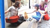 橘猫：励志街头卖艺成网红，以此为生勉强养活自己
