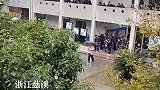 心有多大舞台就有多大，男生雪中打伞起舞引全校围观喝彩