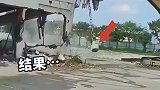 挖掘机拆房子，一个比一个牛！