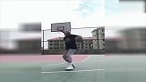 妹子一套操作完成换手上篮 有颜值又有球技