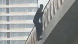 成都一男子执意从人行天桥跳下 民警抓住他手时还不断挣扎