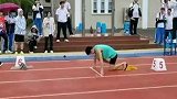 高三男生光脚跑二百米，预赛第一名