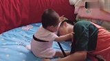 爸爸带娃时刻，熊孩子的内心是崩溃的，萌娃：我太难了