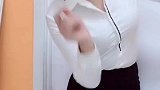 包臀裙让美女小姐姐穿上身之后，也显得非常的时尚和有魅力
