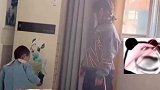 弟弟被姐姐揍想反击，弟弟你踢我我踢空调