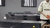 NBA球星巴特勒造访桑托斯 与内马尔切磋乒乓球