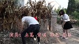 妹妹外出把母亲给哥哥照顾，回来却发现母亲坐在沟里，结局解气