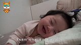 妈妈去房间叫宝宝起床吃饭，不料推开门看到这一幕，瞬间笑岔气了
