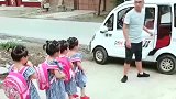 四胞胎姐妹总算上学去了，看老爸那一脸解脱的表情，太搞笑了