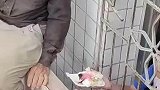 暖心！孩子们在教室内庆祝节日，隔窗户和工人分享美食！