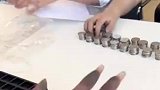 顾客提7袋共5万元硬币来买车