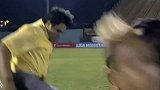 足球-15年-委内瑞拉球迷暴乱 一球员采访中被踹飞-花絮