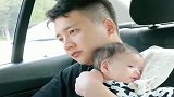 相差岁的兄妹，在车上妹妹紧紧贴在哥哥怀里，好有安全感