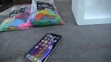 多少气球能让iPhone飞上天？老外用泡沫盒装好，落我家多好