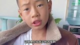 爸爸给儿子买了棉袄，还那么大，咋想的