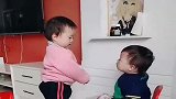 自从生了龙凤胎兄妹俩，每天一言不合就干架，妹妹可不是好惹的！