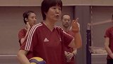中国女排集训片段 郎平指导队员打磨配合 防守训练将针对艾格努