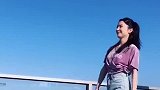 心情大好周扬青和好姐妹跳舞，海景泳池意外曝光