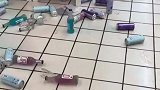 小孩不慎打翻展示架，父母为其买单并教育孩子