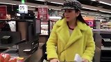 方媛穿荧光色皮毛大衣逛超市 穿围裙做四菜一汤秀厨艺