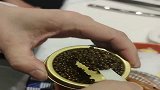 贵族餐厅吃鱼子酱都要放手背上才能吃出味来，网友贵族的手是干净