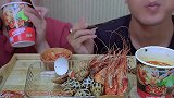 一起吃美味的泰式海鲜冬阴功汤面，吃相真诱人