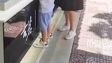 这车是咋开进去的