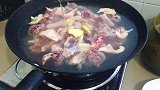 一份土豆鸭肉，鸭肉软香，抚慰饥饿的肠胃