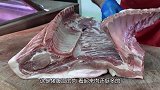 大叔把猪肉卖出“天价”，当成饼卷一卷，比平时贵3倍也有人抢！