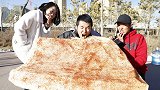巨型辣片1元一包，小伙竟吃了整整50年，老板亏大了