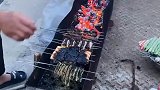 男子在家烧烤，食材竟都烤糊了