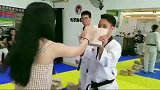 女朋友要学习跆拳道，一掌下去，人家不想收了！