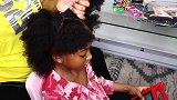小女孩头发蓬松难打理，编成很多辫子，看起来顺眼多了
