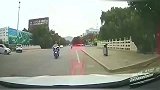 下车时忘记关闭车子给我拍下这心碎的一幕