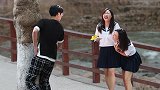 看到小伙只顾着看美女而出糗，小姐姐们笑到停不下来